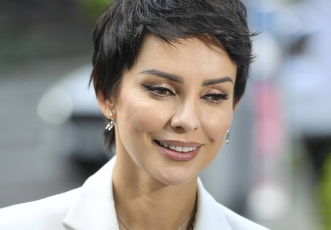 Dorota Gardias założyła sukienkę, która nie zakrywała piersi. Tak pojawiła się na pokazie mody [FOTO]