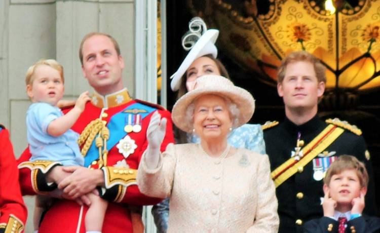 Królowa Elżbieta II wzbudziła niemały niepokój fanów. Nowe zdjęcie 95-letniej monarchini zmartwiło internautów! [FOTO]