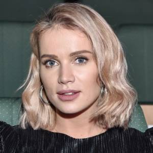 Julia Kuczyńska prezentuje ciało w mocno wyciętym body. Zdjęcia z łóżka wprawiają w zachwyt! [FOTO]