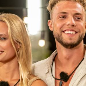 Adam z "Love Island 8" miał dziewczynę poza willą? Tak twierdzą jego "ex" z "Wyspy miłości"! 