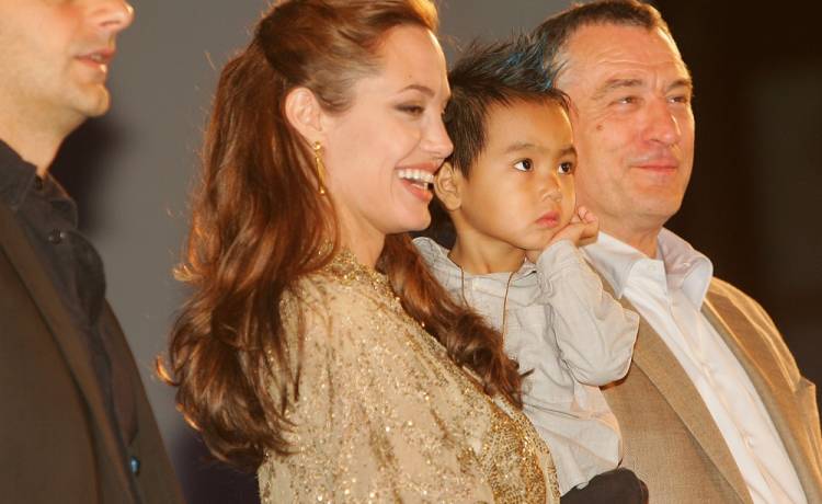  Angelina Jolie i jej syn Maddox na Uniwersytecie Yonsei. Aktorka nie kryła wzruszenia