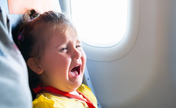 Opowiedziała, co spotkało ją w samolocie. Internauci bezlitośni dla dziecka i rodziców