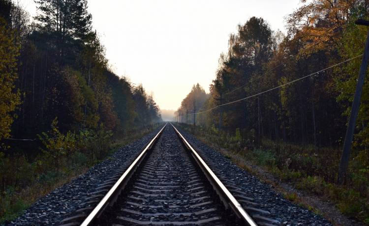 Motocyklista zatrzymał pociąg, bo... potrzebował podwózki. Niecodzienna interwencja policji