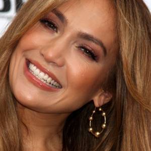 Jennifer Lopez śmiało odsłania biust na najnowszym nagraniu. 51-latka zniewala urodą! [WIDEO]