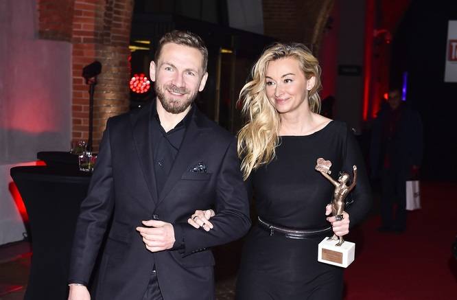 Martyna Wojciechowska na kolejnym "ślubnym" zdjęciu. Pokazała piękną suknię, ale te buty...?