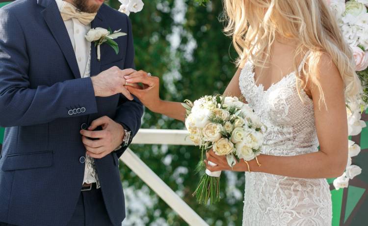 Ta wpadka ze ślubu podbija sieć! Sukienka druhny nagle się rozpięła, odsłaniając zbyt wiele [WIDEO]