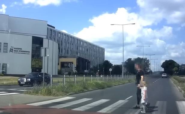 Gdyby nie zatrąbił, zginęłyby dwie osoby?! Na przejściu dla pieszych doszło do niebezpiecznej sytuacji [WIDEO]