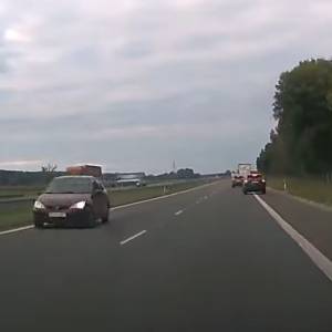 85-letnia kobieta jechała pod prąd. O włos od tragedii na S5 [WIDEO]