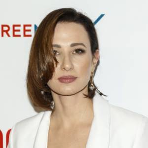 Aleksandra Popławska odsłoniła ciało. Ciemny szal niewiele zakrywa... "Tajemnicza, pełną seksapilu kobieta"