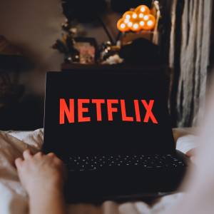 Netflix opublikował podsumowanie roku 2020. Jakie produkcje najchętniej oglądali Polacy?                                                                                          