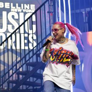 Young Leosia runęła ze sceny w trakcie koncertu! Moment upadku zarejestrowali fani