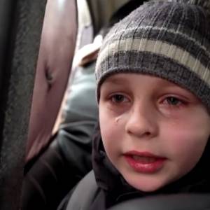 Zrozpaczony chłopiec mówi o tacie, który został w Kijowie. Opowiada o swojej ucieczce ze stolicy [WIDEO]