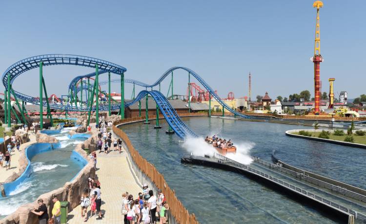 Jak przetrwać upał? Park Rozrywki w Zatorze przyciąga wodnymi atrakcjami