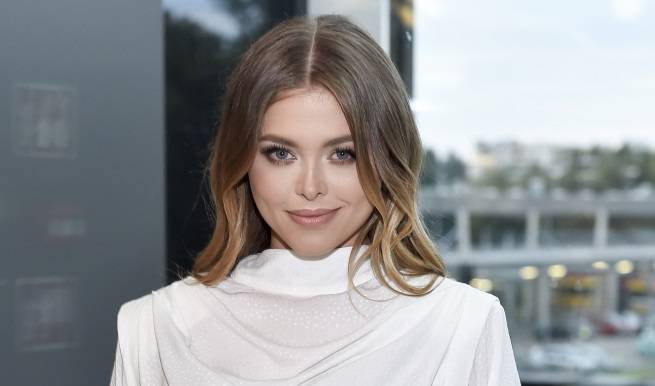 Joanna Opozda odsłania ciało, pozując w białej kreacji. Efekt sesji foto zapiera dech! "Petarda" - komentują internauci