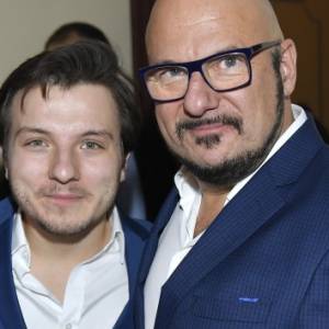 Piotr Gąsowski o udziale syna w programie "Twoja Twarz Brzmi Znajomo". Tak aktor odpiera hejt!                                                                                              