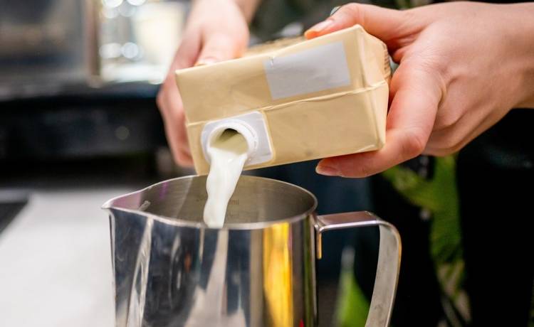 Gdzie wyrzucać kartony po mleku, fot. Shutterstock