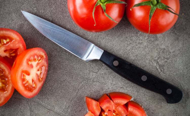 Jak prawidłowo kroić pomidora? Nie wszycy wiedzą, jak to robić! 