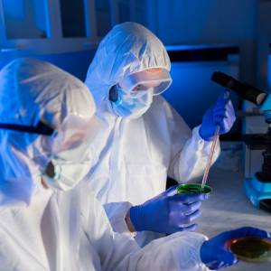 "Nie jest to koniec pandemii". WHO o nowych wariantach Covid-19. "Wirus ewoluuje"