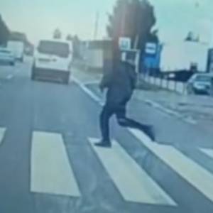 Nagranie ku przestrodze. Mężczyzna wyprzedzał na przejściu dla pieszych i omal nie wjechał w 17-latka [WIDEO]