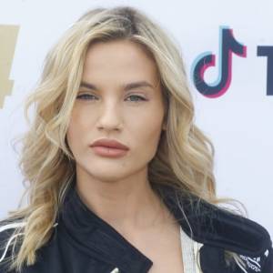 Karolina Gilon "przyłapana" pod prysznicem. Strój kąpielowy podkreślił wszystkie jej atuty [WIDEO]