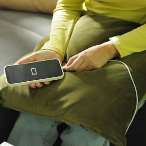 W jakiej kolejności należy podłączać ładowarkę do telefonu i gniazdka? Eksperci tłumaczą