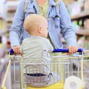 Matka skarży się na kasjerkę sklepu. Wszystko przez to, jak zachowała się wobec jej dziecka 