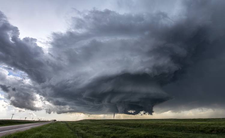 Mrożące krew w żyłach wideo obiegło sieć. Para przejeżdża przez tornado [NAGRANIE]