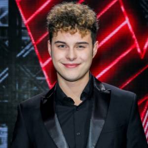 Adam Zdrójkowski zdradził, że pierwszy raz w życiu całował się z Julią Wieniawą. "Miałem problem, ona była hop do przodu"