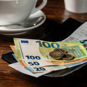 Ile napiwku zostawić kelnerowi? Jest komentarz restauratora