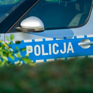 Złodziej zabierał znicze z miejsca śmierci jej syna. Zastawiła na niego sprytną pułapkę!