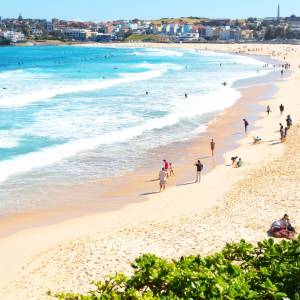 Maseczki wylądowały na plażach Australii. Kontener zgubił mnóstwo towaru
