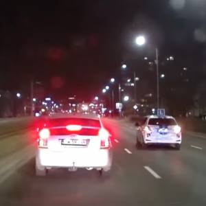 Zaskakująca kolizja radiowozu i nauki jazdy. Wszystko nagrała kamera! [WIDEO]