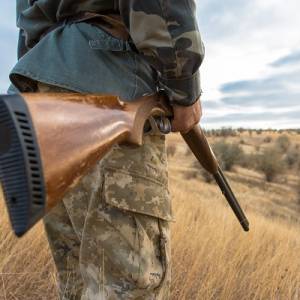 Myśliwy pociągnął za spust i postrzelił 14-latka! Chłopiec trafił do szpitala          