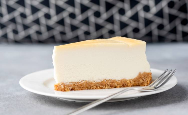 Przepyszny sernik z białą czekoladą i kajmakiem. Zrobi wrażenie na najbardziej wymagających smakoszach [PRZEPIS EWY WACHOWICZ]