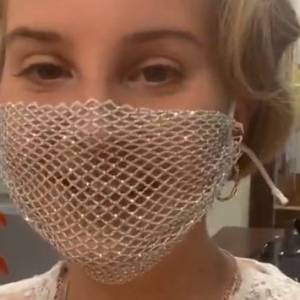 Lana Del Rey w maseczce z siatki na spotkaniu z fanami. "Zakładaj normalną maskę!" - grzmią fani