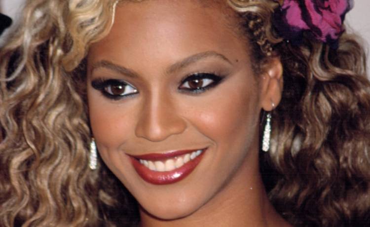 Beyonce założyła "nagą sukienkę". Tylko niektóre fragmenty skóry przykrywały perły [FOTO]