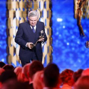 "Jeden z dziesięciu". Tadeusz Sznuk zastąpiony innym prowadzącym? "Taka tajemnica długo się nie utrzyma"