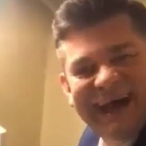 Zenek Martyniuk w obliczu koronawirusa pokazuje, jak myć ręce w rytmie disco polo. To nagranie to hit!