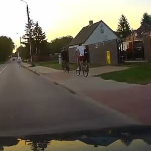 Ona jechała na rolkach po jezdni, a on chciał ją pouczać. Internauci krytykują zachowanie kobiety i kierowcy samochodu! [WIDEO]