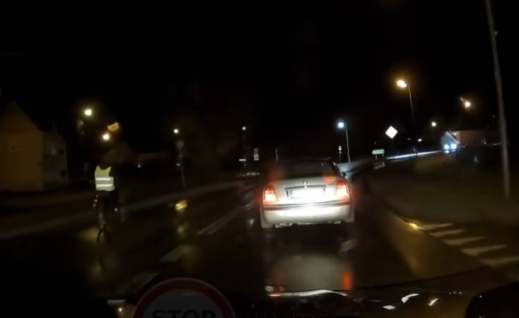 Jechał rowerem na czołowe zderzenie z ciężarówką?! "Kamizelka uratowała mu życie..." [WIDEO]