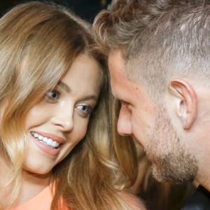 Pikantne zdjęcia Joanny Opozdy i Antka Królikowskiego w sieci. Aktorka jest w prześwitującej bieliźnie