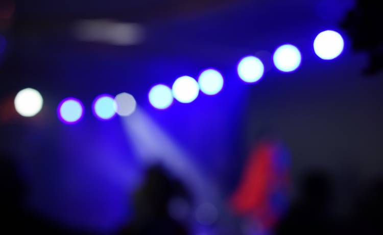 Znany komik zmarł na scenie. Publiczność myślała, że to część występu