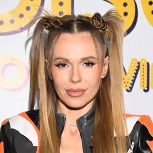 Doda w bikini stoi na wielkim łabędziu. Fani: "Jak stare wino" [FOTO]