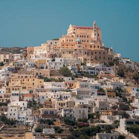 Darmowe wakacje w Grecji? Na Syros zamieszkasz za opiekę nad kotami