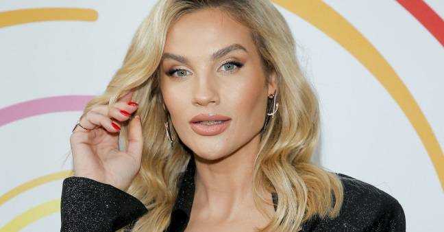 Karolina Gilon w kusej kreacji. Modelka postawiła na róż! "Kobieta rakieta" [ZDJĘCIA]