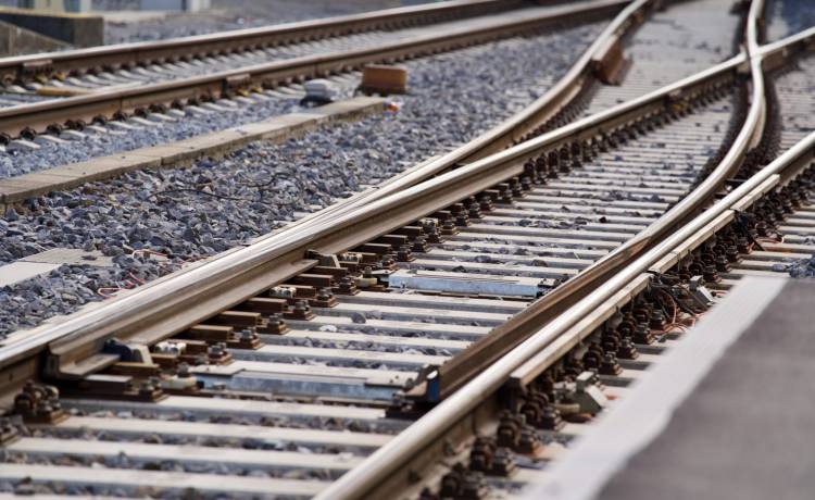 15-latek został śmiertelnie potrącony przez pociąg. Matka zapłaciła za naprawę lokomotywy