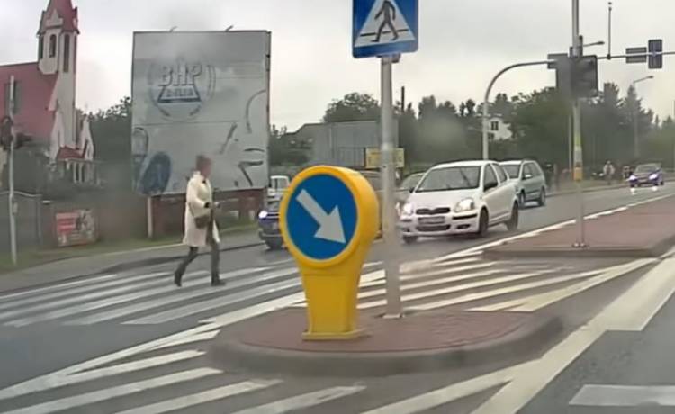 Samochód zahaczył o pieszą. Niewiele brakowało do tragedii na przejściu dla pieszych [WIDEO]