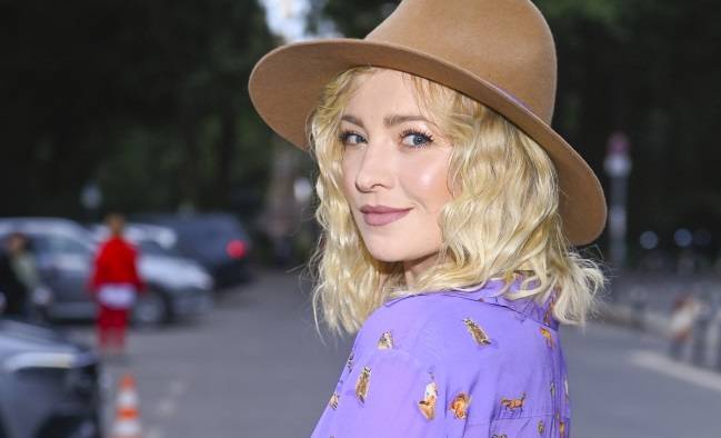 Barbara Kurdej-Szatan zaszalała z metamorfozą. Tak pozdrawiała z teatru. "Trudno panią rozpoznać" [ZDJĘCIE]