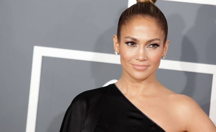 Jennifer Lopez zachwyca zgrabną figurą w halloweenowym stroju. Przebrała się za zabandażowaną Kleopatrę [FOTO]