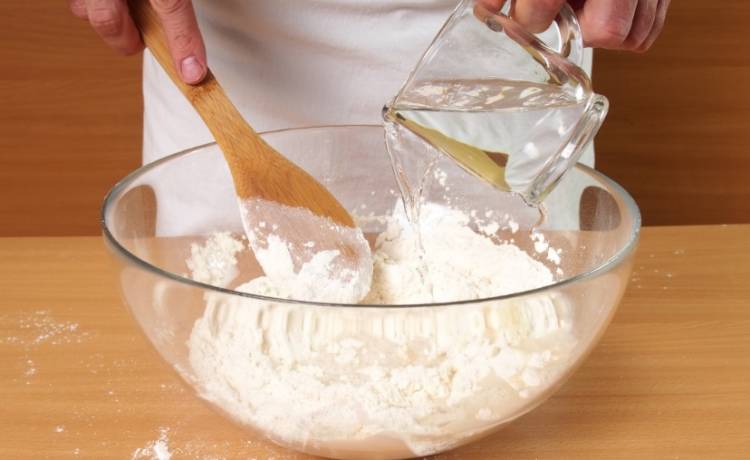 Klej z mąki. Potrzebne składniki, sposób przygotowania. Jak go zrobić? 